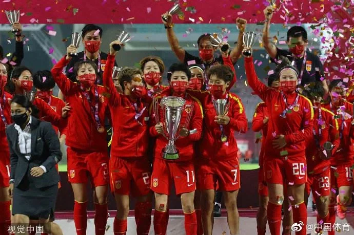 中国女足队员紧咬比分，最终取得胜利