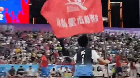 球迷热烈欢呼,为自己心爱的球队加油助威 球迷热烈欢呼,为自己心爱的球队加油助威